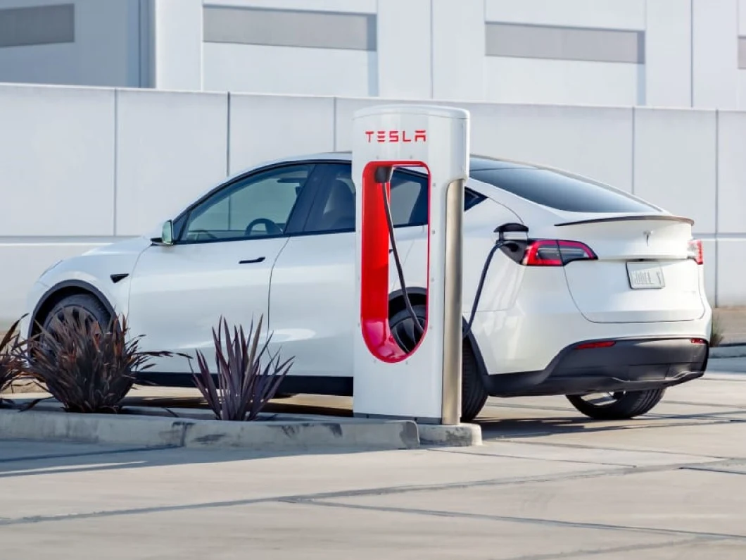 2024 Tesla Modelo Y totalmente eléctrico Automóvil familiar AWD Diferentes colores 4